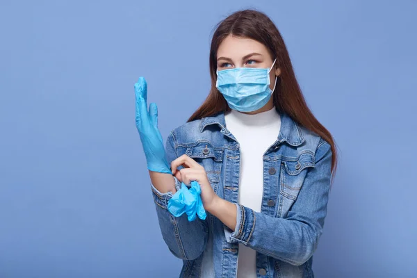 Image Darkhaired Caucasian Woman Long Hair Wearing Medical Face Mask — Stock Photo, Image