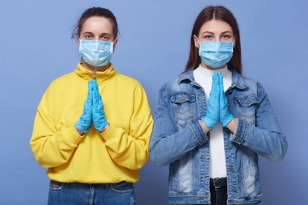 Portrait Rapproché Deux Jeunes Femmes Caucasiennes Portant Des Masques Médicaux — Photo