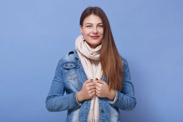 Primer Plano Retrato Mujer Feliz Con Chaqueta Mezclilla Bufanda Posando — Foto de Stock