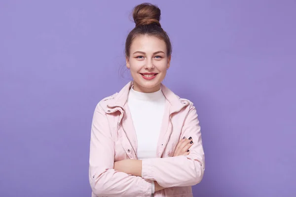 Retrato Una Joven Modesta Expresando Emociones Positivas Posando Aislada Sobre — Foto de Stock