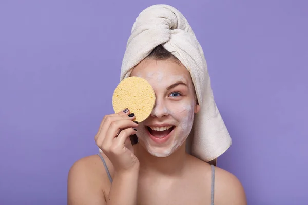 Imagem Bela Mulher Sorridente Cobre Olho Com Esponja Vestindo Toalha — Fotografia de Stock