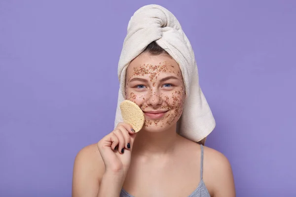 Indoor Schot Van Vrouw Met Spons Hand Buurt Van Haar — Stockfoto