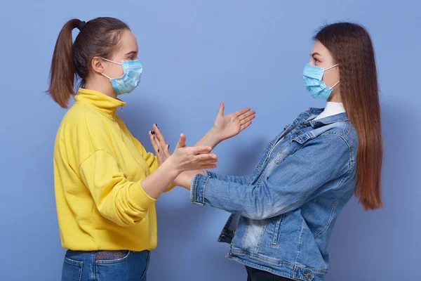 항균성 마스크를 포니테일을 여자가 친구를 껴안으려 여자가 바이러스가 퍼지는 피하기 — 스톡 사진