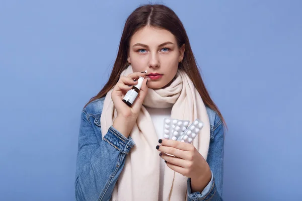 Indoor Shot Van Aantrekkelijke Ongezonde Jonge Brunette Die Direct Naar — Stockfoto