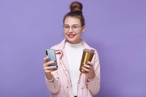 Imagen Alegre Buena Apariencia Elegante Linda Hembra Con Sudadera Blanca — Foto de Stock