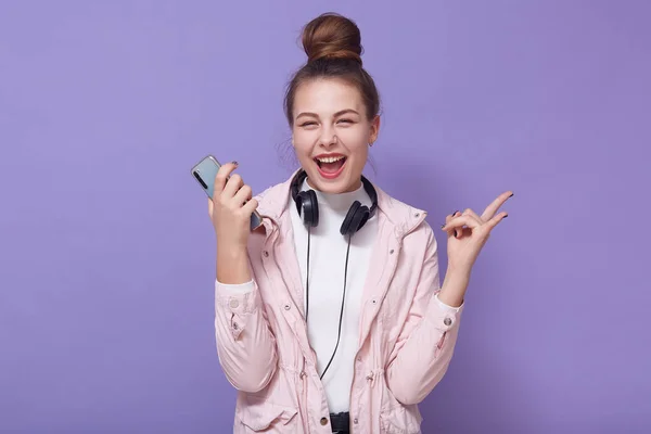 Retrato Una Joven Encantadora Enérgica Con Peinado Placer Disfrutar Los —  Fotos de Stock