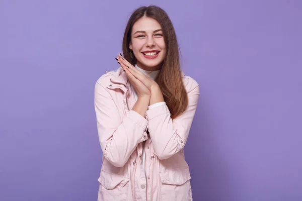 Retrato Pacífica Alegre Doce Jovem Sorrindo Sinceramente Tendo Sorriso Bonito — Fotografia de Stock