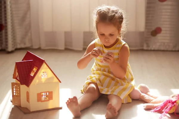 Gambar Horisontal Gadis Kecil Bermain Dengan Rumah Boneka Kayu Anak — Stok Foto