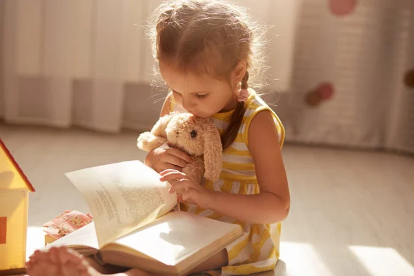 Close Portrait Cute Toddler Girl Dark Hair Reading Book Her — Stock Photo, Image