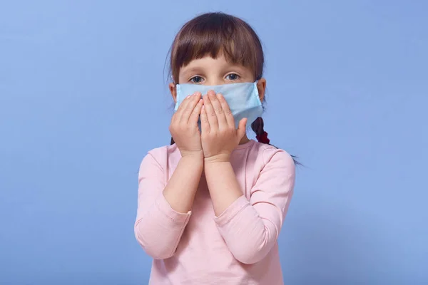 Koncepcja Koronawirusa Kwarantanny Infekcji Koronawirusu Dziecko Zakrywa Usta Dłońmi Dziecko — Zdjęcie stockowe