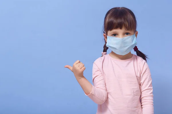 Poziome Ujęcie Małej Dziewczynki Ubiera Medyczną Maskę Ochronną Różową Koszulę — Zdjęcie stockowe
