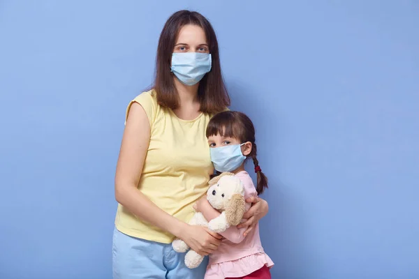 Koncepcja Koronawirusu Kwarantanny Covid Matka Córka Ubrane Medyczne Maski Przytulające — Zdjęcie stockowe