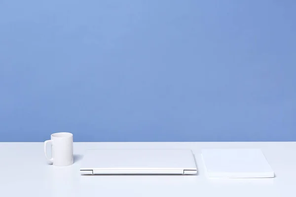 Tiro Horizontal Mesa Escritório Branco Com Computador Portátil Fechado Xícara — Fotografia de Stock