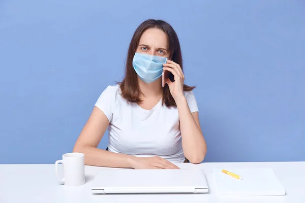 Inddor Shot Young Quarantined Woman Talks Phone Her Boss Specifies — Stock Photo, Image