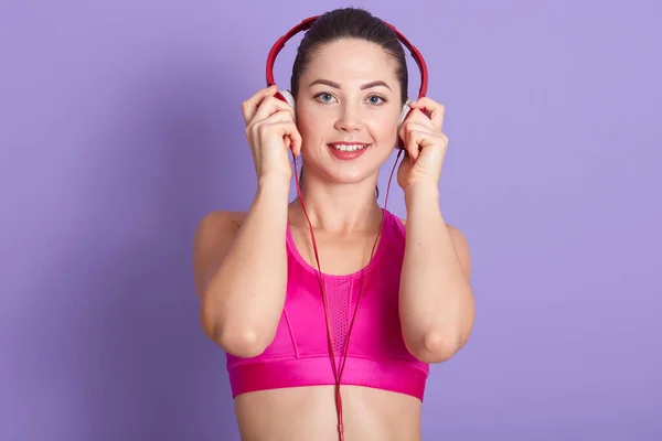 Potret Tertutup Wanita Menggemaskan Pelatihan Gym Dengan Headphone Merah Olahragawan — Stok Foto