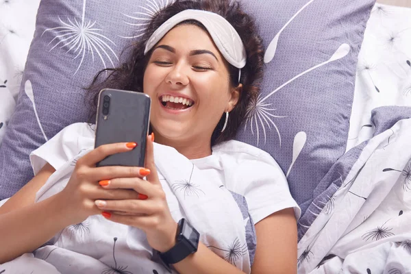 Image Attractive Brunette Girl Lying Pillow Smart Phone Hands Wearing — Stock Photo, Image