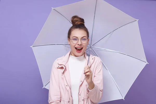 Gambar Wanita Muda Karismatik Emosional Memegang Payung Satu Tangan Membuka — Stok Foto