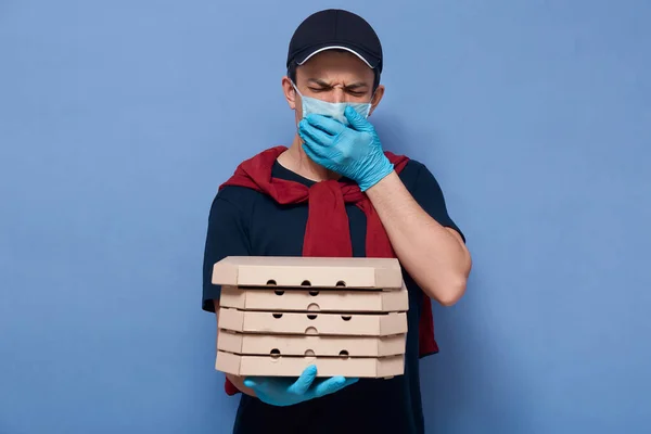 Photo Intérieur Jeune Coursier Éternuant Malade Couvrant Bouche Avec Une — Photo