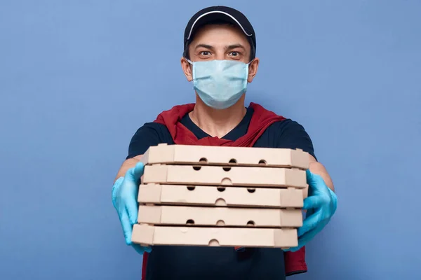 Studio Shot Courier Holding Pile Boîtes Pizza Livreur Donnant Ordre — Photo