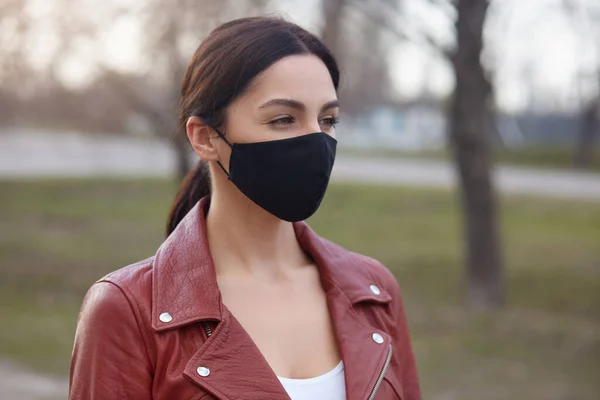 Foto Aire Libre Hermosa Mujer Morena Con Chaqueta Cuero Máscara Imagen De Stock