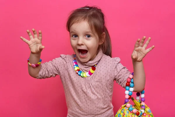 Критий Знімок Маленької Смішної Дівчинки Яка Намагається Налякати Своїх Друзів — стокове фото