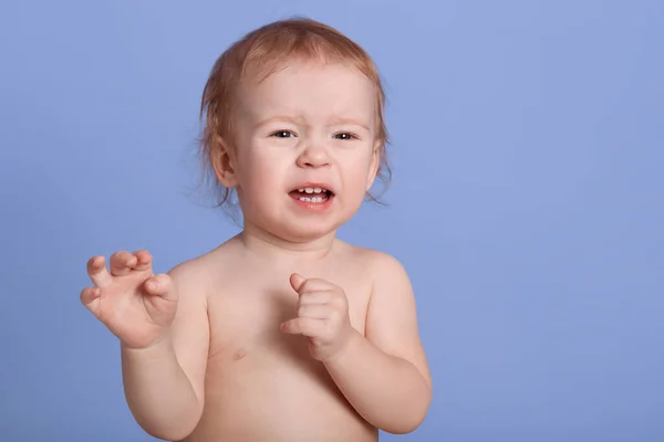 Foto Horisontal Bayi Laki Laki Kecil Menangis Dan Menelepon Ibunya — Stok Foto