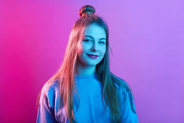 Yakın Plan Genç Bayan Portresi Günlük Süveter Giyen Saç Topuzu — Stok fotoğraf