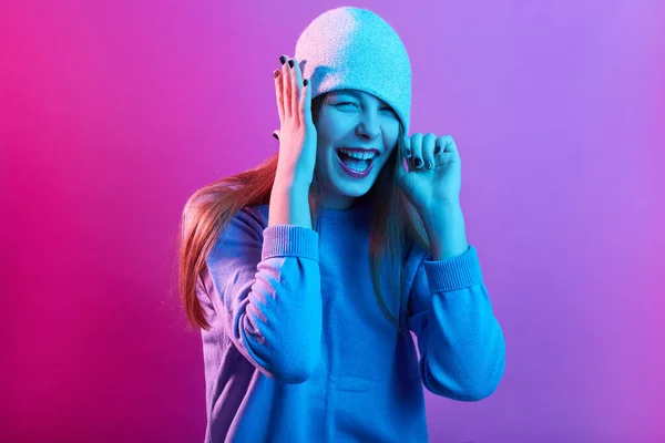 Gambar Perempuan Remaja Yang Bahagia Lucu Mengenakan Topi Dan Sweater — Stok Foto