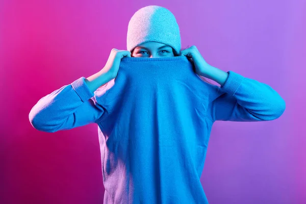 Acercamiento Retrato Mujer Tirando Suéter Cara Usando Gorra Blanca Tratando — Foto de Stock