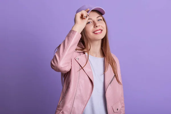 Retrato Alegre Emocional Bonito Jovem Senhora Colocando Mão Chapéu Sorrindo — Fotografia de Stock