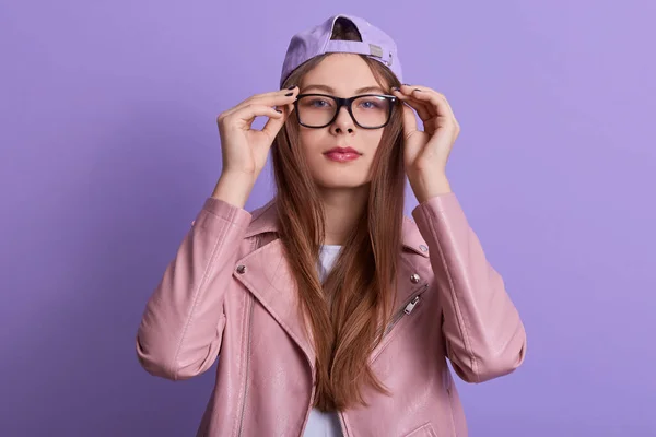 Close Portret Van Geconcentreerde Serieuze Jonge Vrouw Aanraken Bril Frame — Stockfoto