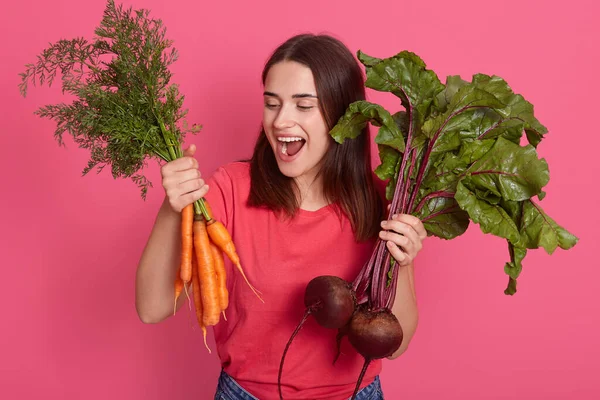 Studio Porträtt Känslomässigt Glada Unga Vegetarian Hålla Betor Och Morötter — Stockfoto