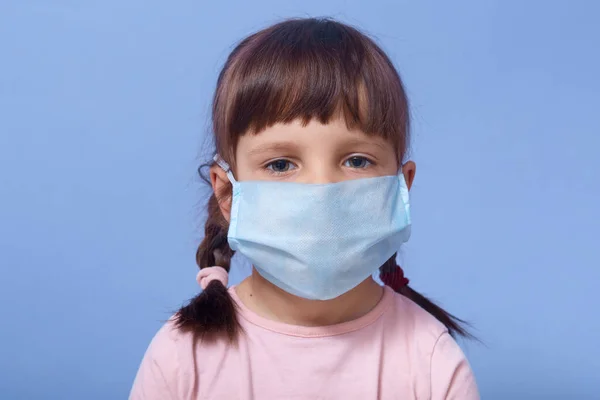 Zbliż Portret Poważnej Słodkiej Dziewczynki Noszącej Maskę Medyczną Patrzącej Prosto — Zdjęcie stockowe