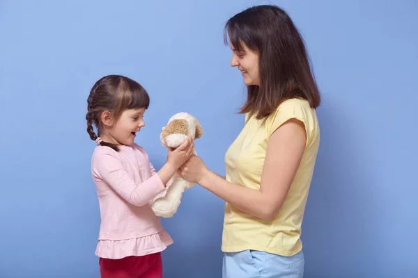 Perfil Feliz Sonriente Hija Guapa Madre Jugando Sosteniendo Juguete Favorito —  Fotos de Stock