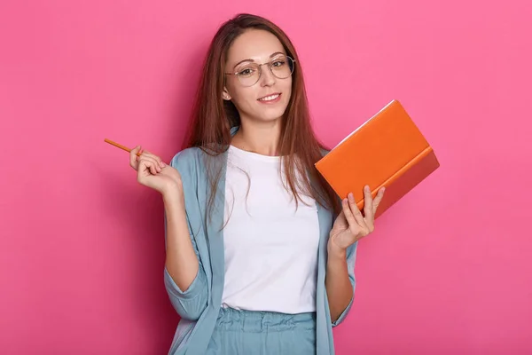 Foto Interior Joven Alegre Emocional Sosteniendo Cuaderno Pluma Ambas Manos —  Fotos de Stock