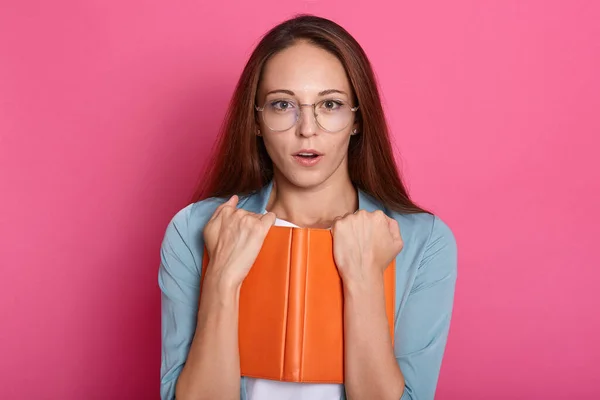 Plano Horizontal Lindo Emocional Impresionado Joven Mujer Abrir Los Ojos — Foto de Stock