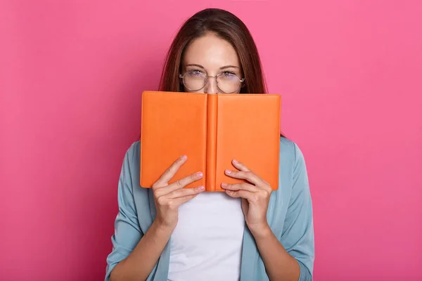 Imagen Atractivo Gusano Libro Dulce Buen Aspecto Que Cubre Mitad —  Fotos de Stock