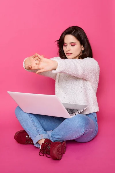 Morena Senhora Veste Traje Casual Sentado Chão Isolado Sobre Fundo — Fotografia de Stock