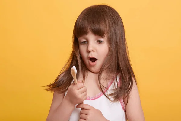 Estúdio Tiro Menina Bonito Posando Contra Parede Amarela Com Escova — Fotografia de Stock