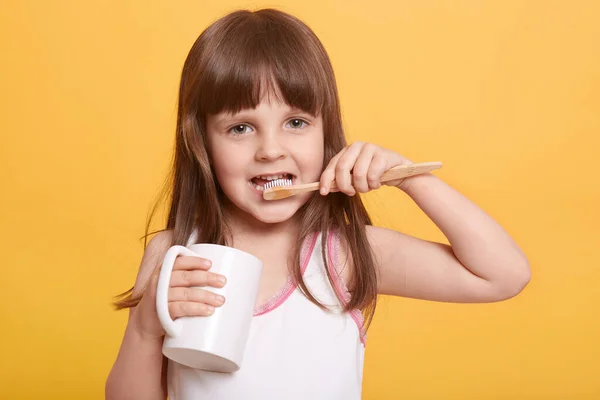 Κοντινό Πορτρέτο Του Γοητευτικού Γυναικείου Παιδιού Που Βουρτσίζει Δόντια Της — Φωτογραφία Αρχείου