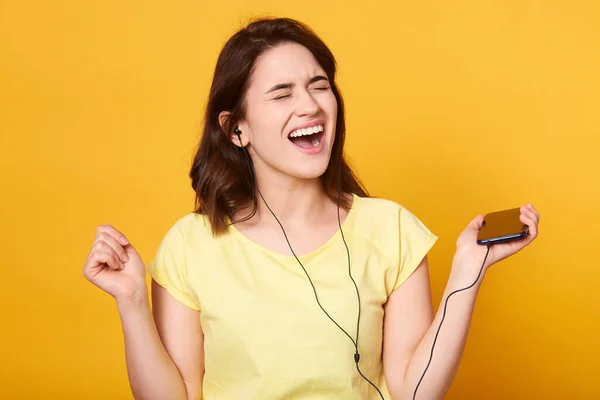 Studio Ditembak Bahagia Gadis Berambut Gelap Menyanyikan Lagu Lagu Dengan — Stok Foto