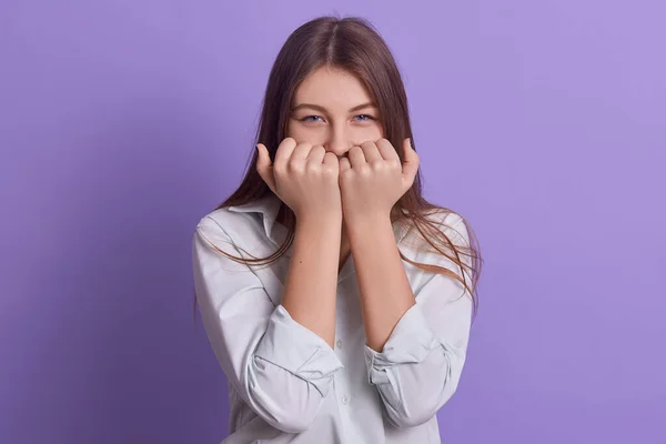 Portrait Intérieur Jeune Cadre Énergique Mignon Heureux Couvrant Son Visage — Photo