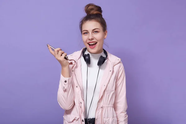 Wanita Yang Gembira Mengenakan Pakaian Kasual Memiliki Headphone Sekitar Leher — Stok Foto