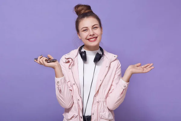 Närbild Porträtt Glada Kvinnliga Bär Nonchalant Hålla Telefonen Händerna Med — Stockfoto