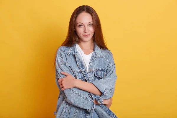 Citra Manis Menarik Perempuan Muda Yang Manis Mengenakan Jaket Jins — Stok Foto