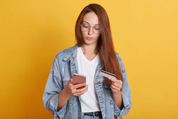 Bild Einer Aufmerksamen Ernsthaften Attraktiven Jungen Frau Die Ihr Smartphone — Stockfoto