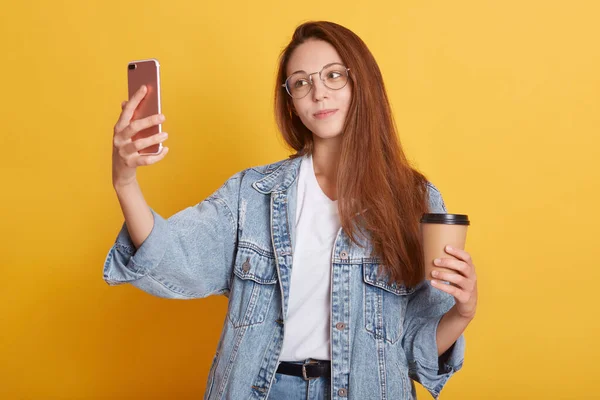 Porträt Eines Angenehm Zart Lieblichen Selfies Smartphone Und Kaffeetasse Der — Stockfoto