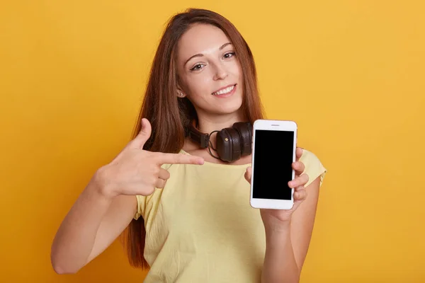 Tiro Horizontal Mulher Sorridente Apontando Para Tela Dispositivo Branco Segurando — Fotografia de Stock