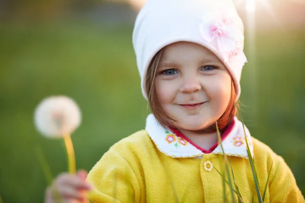 Outdoor Shot Happy Smiling Girl Playing Green Meadow Holding Blowball — Stock Photo, Image
