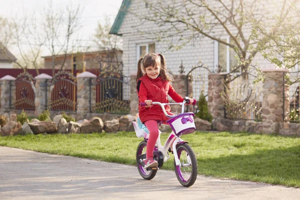 Αξιολάτρευτο Χαριτωμένο Θηλυκό Παιδί Ιππασία Ποδήλατο Στο Δρόμο Κοντά Στο — Φωτογραφία Αρχείου